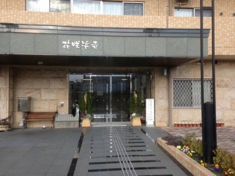 入り口は両開きの自動ドアで、手前には花が置かれている。また、木製のベンチなどもあってゆっくり休めるようになっている。