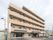 高級マンションのような重厚感があり、都会的な雰囲気の５階建ての建物。各部屋に安全な作りの広いベランダがある。