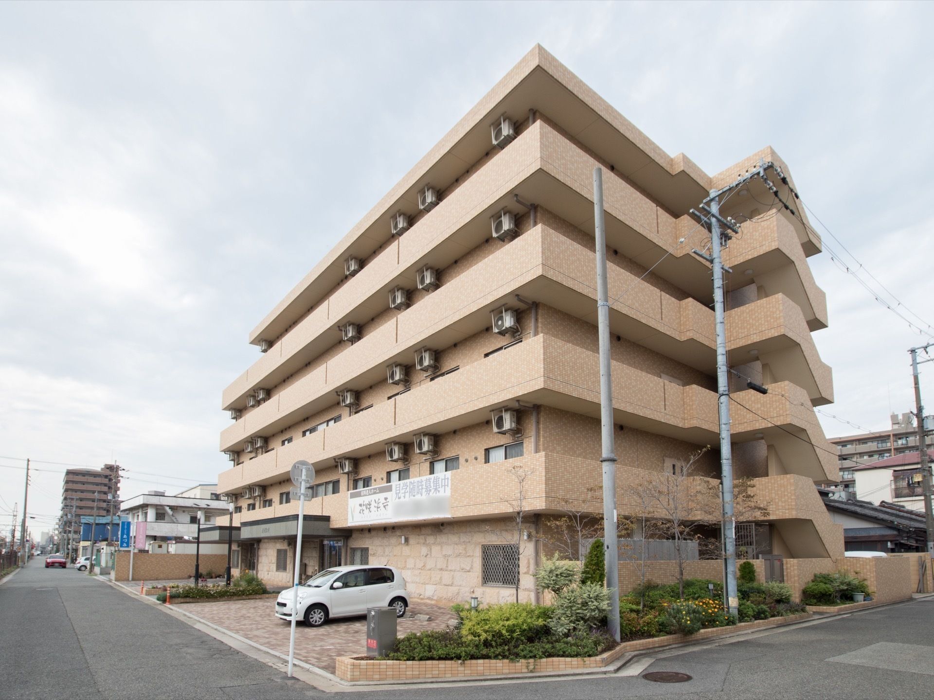 施設は５階建てで、ブラウンを基調とした外壁の建物である。各階の居室にはベランダが設けられている。駐車場も完備されている。