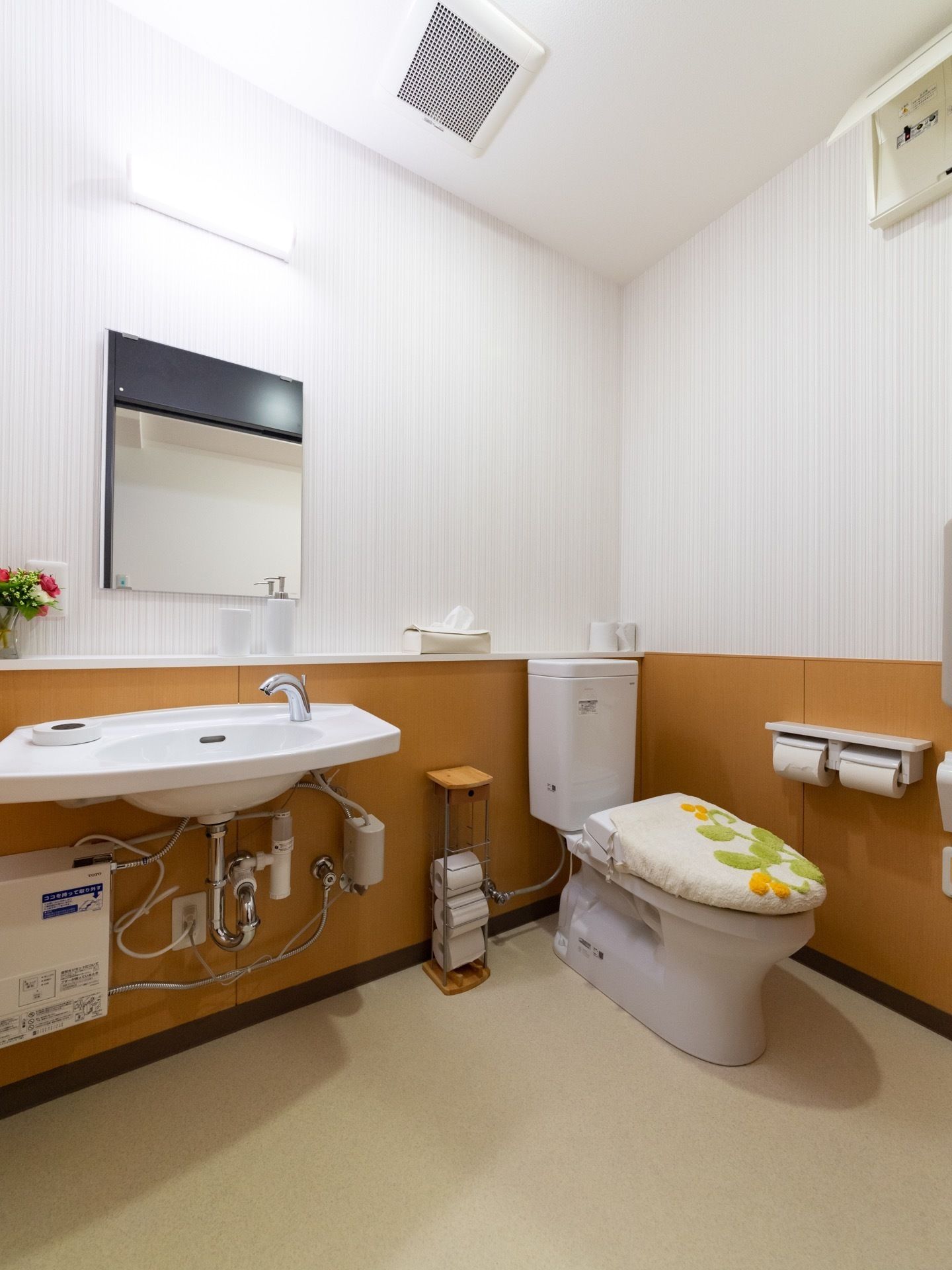 天井が高く、広々としたトイレである。トイレ後の手洗いがスムーズに行えるよう、洗面台を設置し、大変衛生的である。