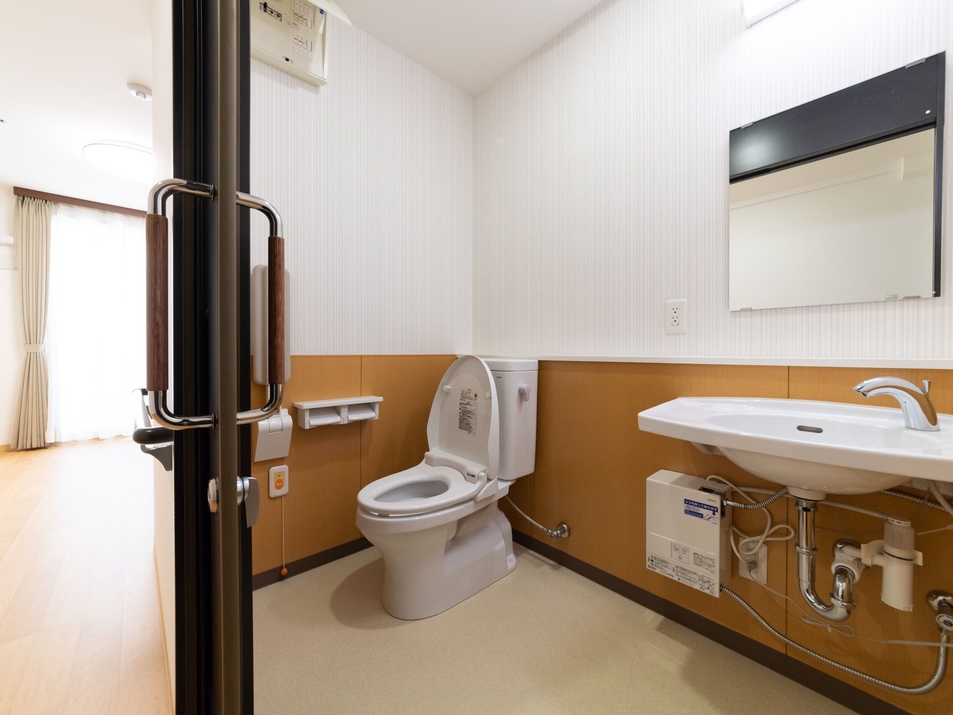 トイレに設置されている洗面台は、センサー式で水が出るため、手洗いをスムーズに行える。ナースコールを設置し、安全対策にも力を入れている。