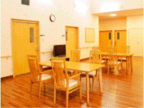 段差のないフラットなフローリングの床と、すべての壁に付いた手すりで、どこに行くにも安心して移動することができる。