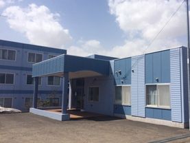3階建ての青い建物