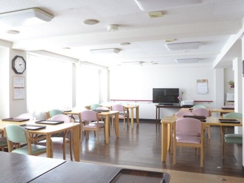 テーブルセットが複数設置された共有スペース