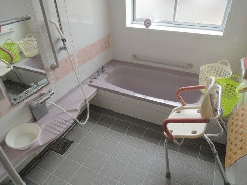 シャワーチェアーが設置された浴室