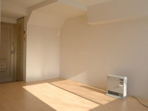 日が当たる白壁の居室