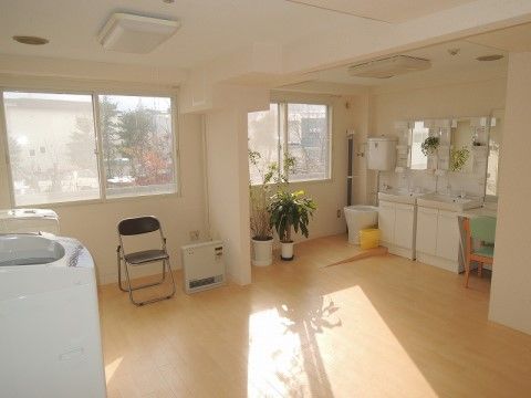 洗面台と洗濯機が設置された明るい部屋