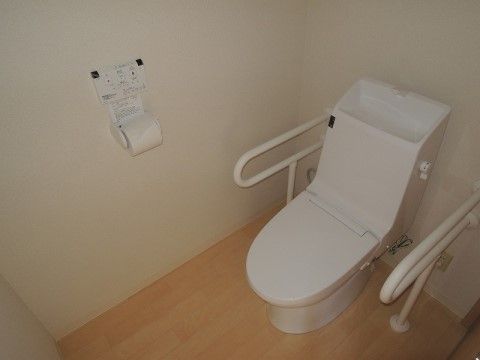 手すりが設置されたトイレ