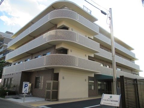 ４階建ての集合住宅のような外観で、入口そばに駐車場があり、移動が少なく館内へのアクセスが可能である。