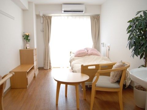 フローリングの床面で、部屋の幅が広めに取られているので、車椅子での移動もしやすい。洗面台も設置されている。