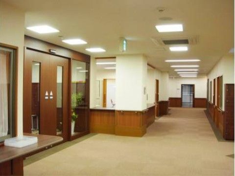 バリアフリー構造で、通路が広く取られており移動がしやすく設計されている。入口に、両開き式の大きな自動ドアがある。