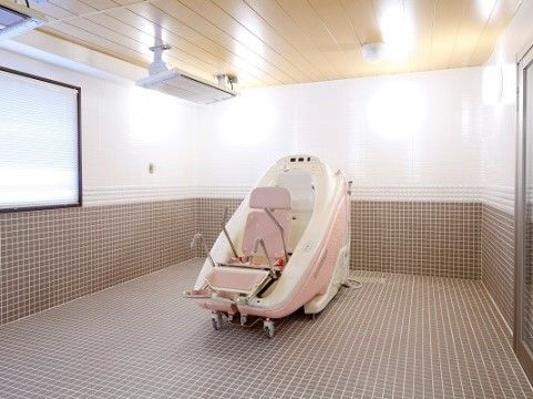 「介護付有料老人ホーム ニチイホーム 都立家政」の特別浴室。介助用の設備を完備している。