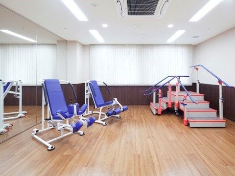 「介護付有料老人ホーム ニチイホーム 都立家政」の機能訓練室。トレーニングマシンを完備している。
