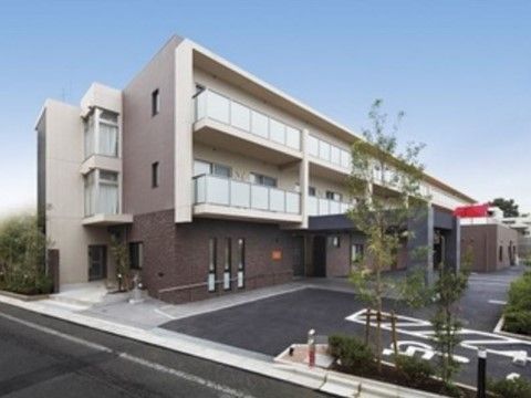 「介護付有料老人ホーム ニチイホーム 都立家政」の外観。バリアフリー構造の施設。