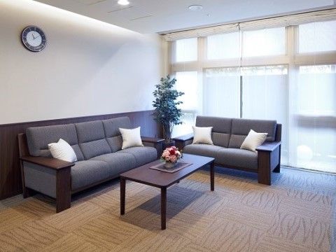 「介護付有料老人ホーム ニチイホーム 都立家政」のエントランス。ソファでくつろげる憩いのスペース。
