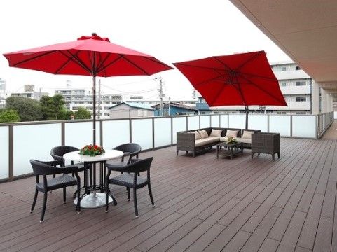 「介護付有料老人ホーム ニチイホーム 都立家政」のテラス（2F）。テーブルセットが配置された屋外スペース。