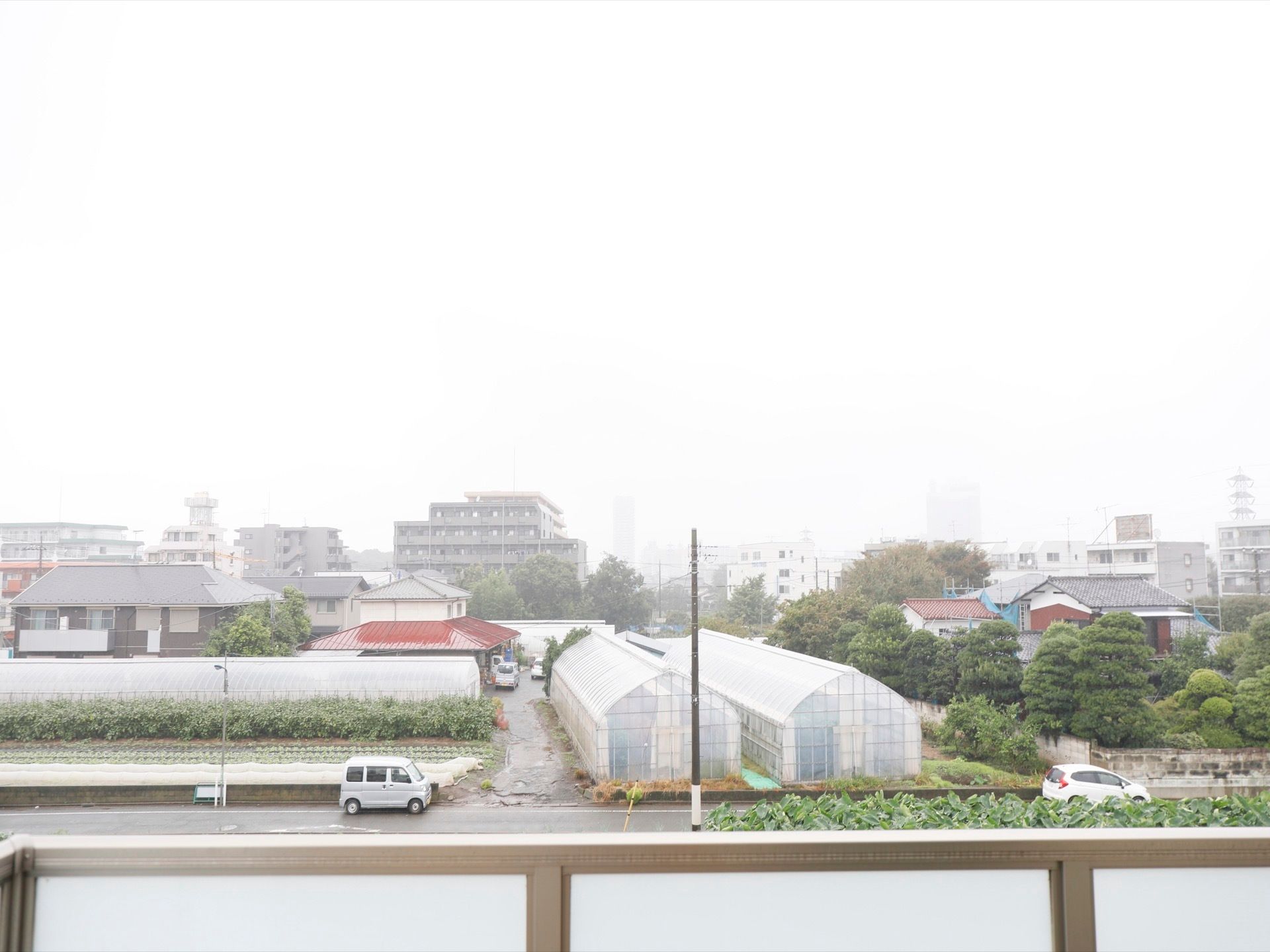 住宅街と緑が豊かな場所に立地している。また建物は、見晴らしのいい道路に面しており、外の光が差し込む。