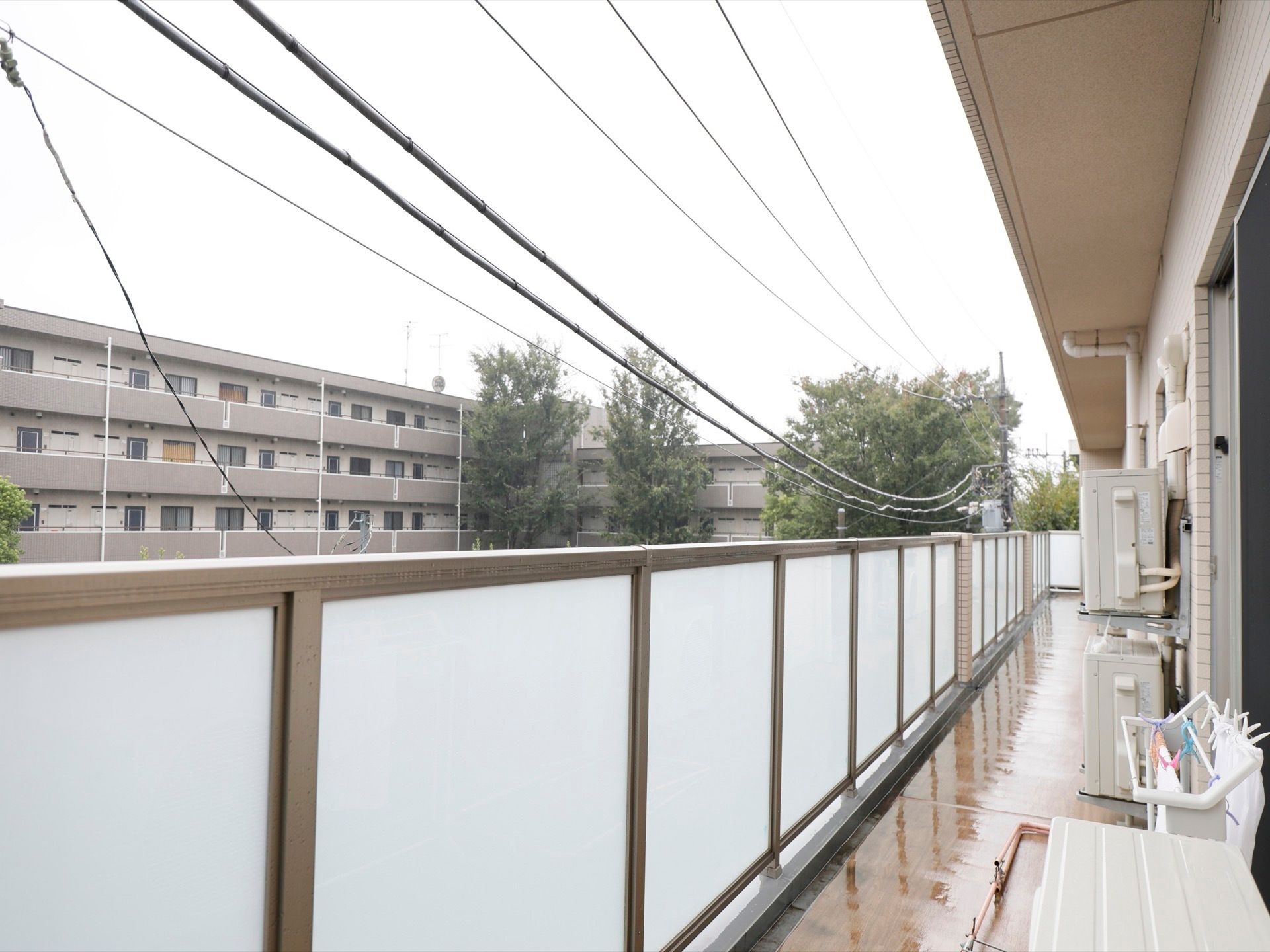 落下防止のためフェンスが取りつけられたベランダになっている。外には木が生えており、ゆったりと過ごすことができる。