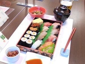 握り寿司や細巻き、軍艦の寿司が並ぶ特別食