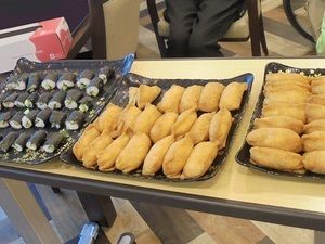 大皿に盛り付けた細巻きの寿司といなり寿司