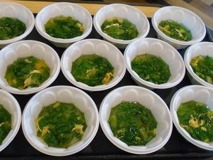 器に盛られた汁物がたくさん並んでいるテーブル