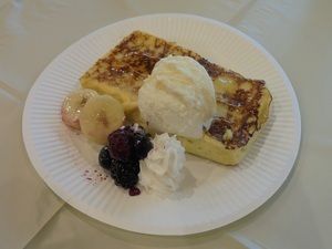 バニラアイスやフルーツのデザート