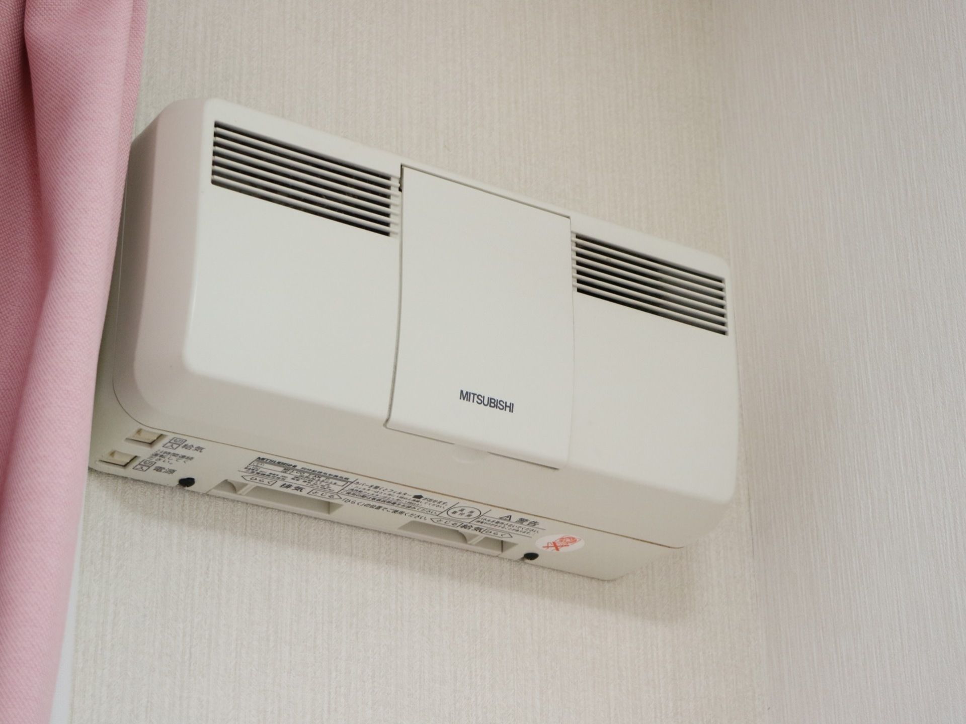 居室には、熱交換式換気扇が取り付けられている。室内の空気を快適に保ち、省エネで環境への配慮もなされている。