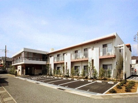 駐車スペースがあり、２階建てベランダ付き、１階にも庭がある外観