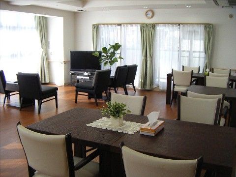 壁には窓があり、明るい陽射しが入り、テレビのほか机と椅子がある食堂