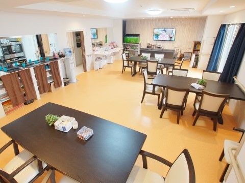 住宅型有料老人ホーム 楽悠舎のリビング。毎日を有意義に、自分らしくお過ごしいただくためにサポートいたします。