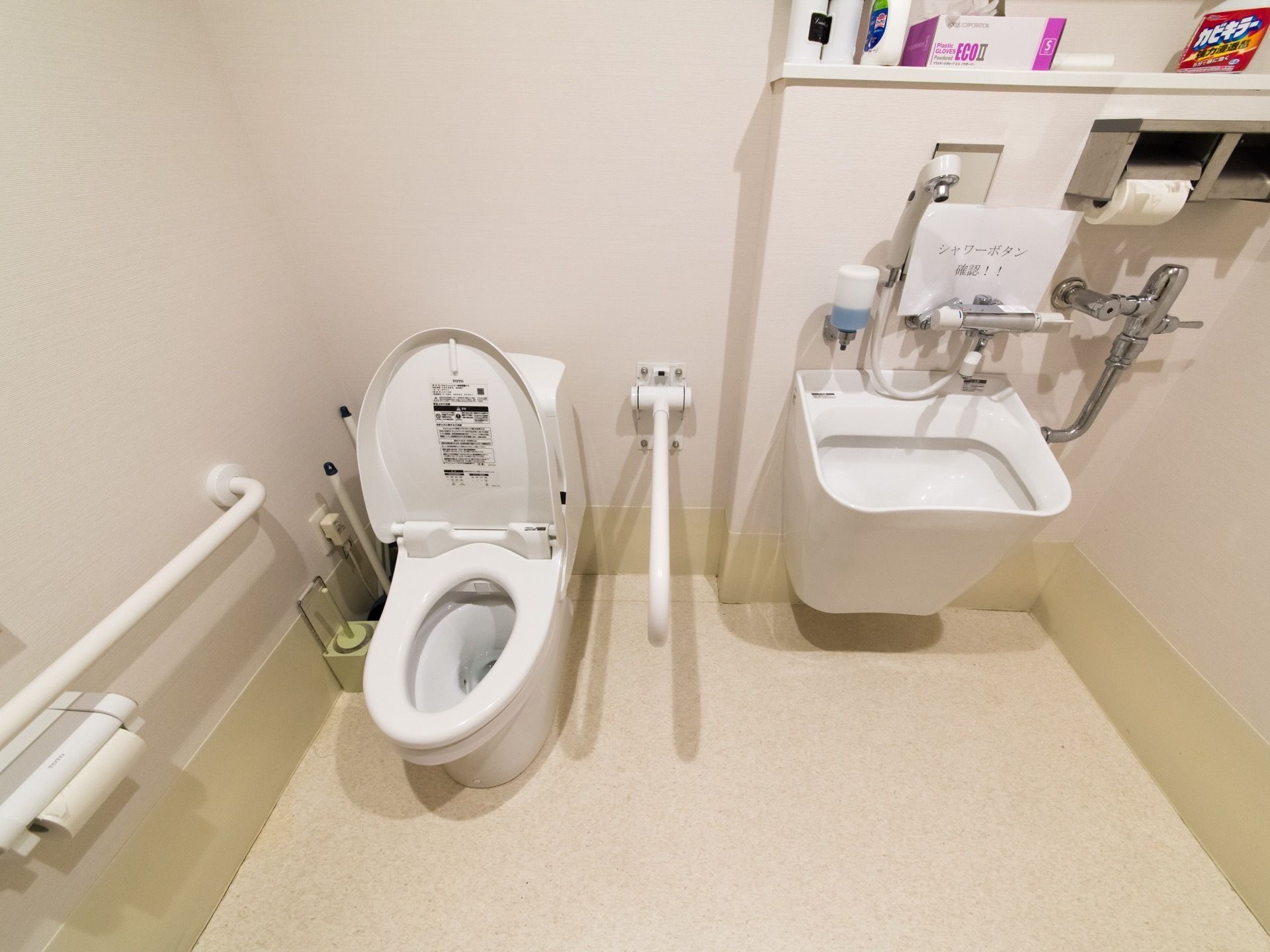 洋式の水洗トイレの隣に、オスメイト専用の洗浄台が用意されている。洋式トイレの便器には、背もたれと可動式の手すりがある。