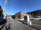 晴天の下、施設周辺の風景