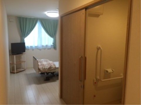 玄関から入ると右手にトイレと手洗い場、奥にベッドが置かれてある。テレビが設置されており、好きな番組を楽しめる。