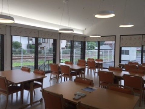 複数の大きな窓が備え付けられている。カーテンはロールスクリーンを使用し、日差しを調節することができる。