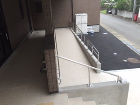 道路に面した場所に施設は建っており、車から降りてすぐに施設へ出入りできる設計である。ゆるやかなスロープ、階段がある。