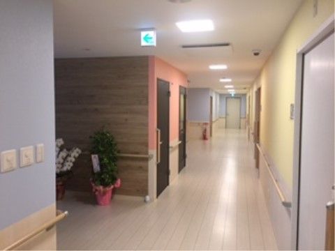 天井に四角形の照明が設置され、夜間時も明るい。白っぽい床色の通路は広い幅を確保しており、開放感がある。