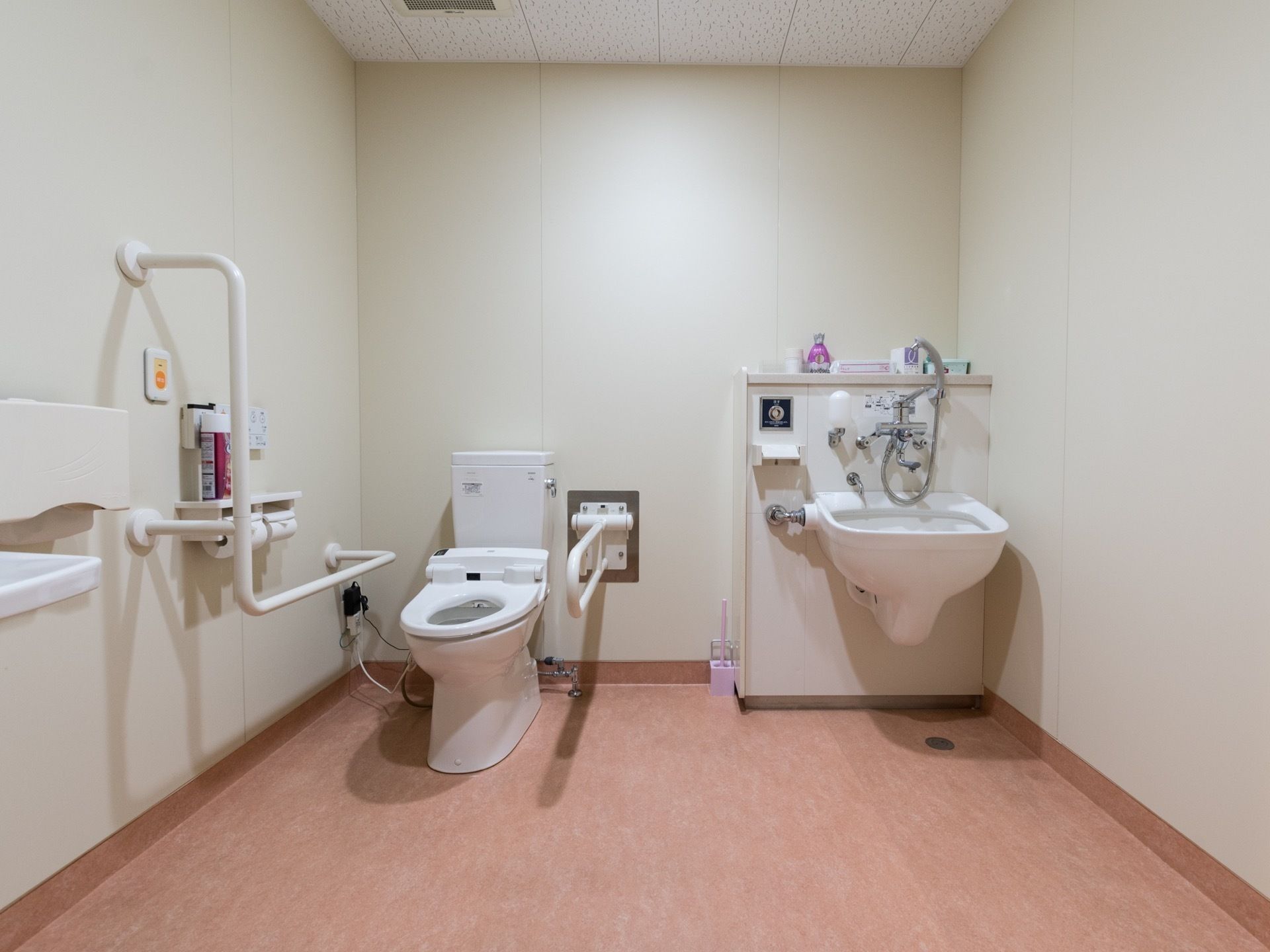 多目的トイレには可動式の手すりがついた、洋式便器を設置している。また室内にはオストメイト対応の洗面台を設置している。