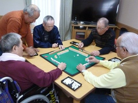 「ライフハーモニー堺なかもず」の娯楽。麻雀などの趣味も楽しめる。