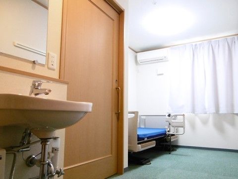 「ライフハーモニー堺なかもず」の居室。洗面台を完備している。