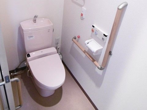 「ライフハーモニー堺なかもず」のトイレ（居室内）。清潔感のあるスペース。