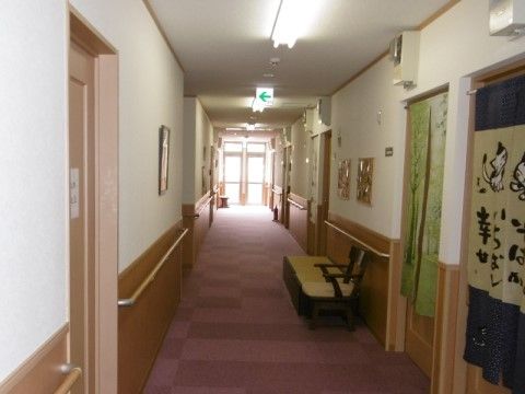 「ライフハーモニー堺なかもず」の廊下。歩行を助ける手すりが設けられている。