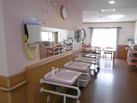 「ライフハーモニー堺なかもず」の洗面台。洗面台が多く設置されている。