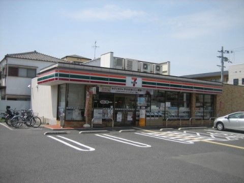 「ライフハーモニー堺なかもず」の周辺。コンビニエンスストアが近くにある。