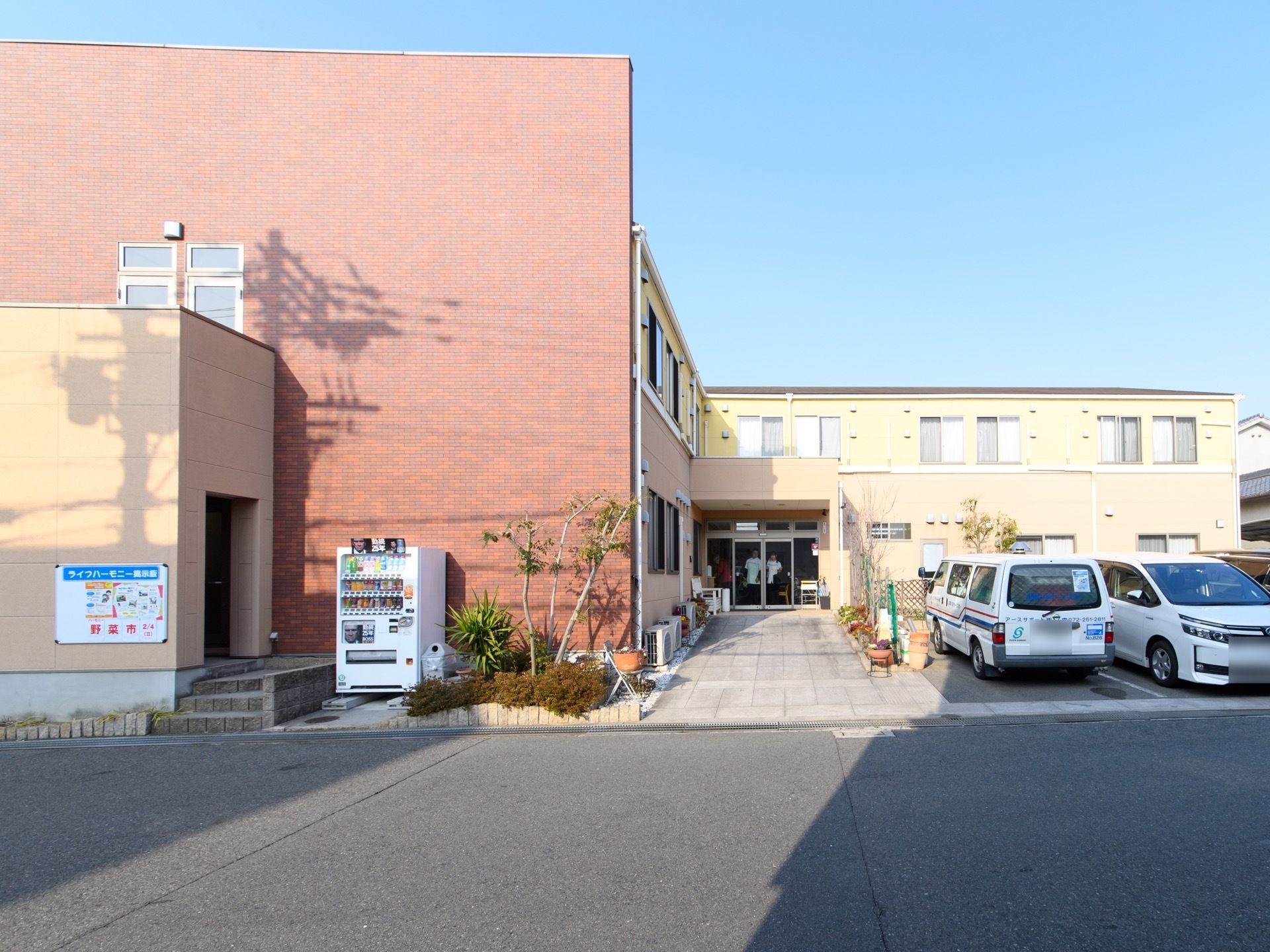 日当りが良く、お手入れされた植物が綺麗な外観。玄関まで段差の無い造りで、駐車場も玄関に隣接している。
