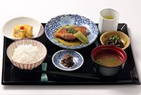 ご飯と味噌汁がセットになった和食