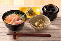 小鉢が付いた海鮮丼と汁物のセット