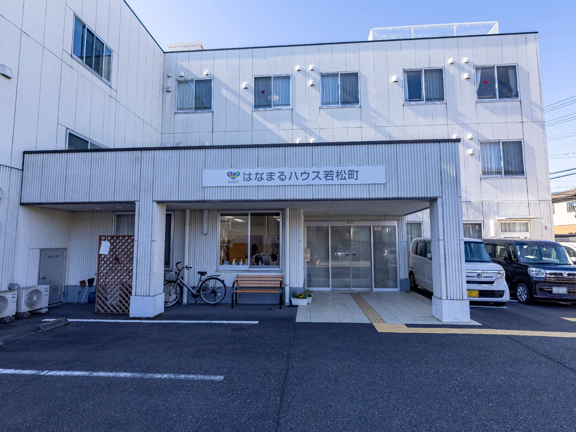 介護施設の前にある、整備されている道路
