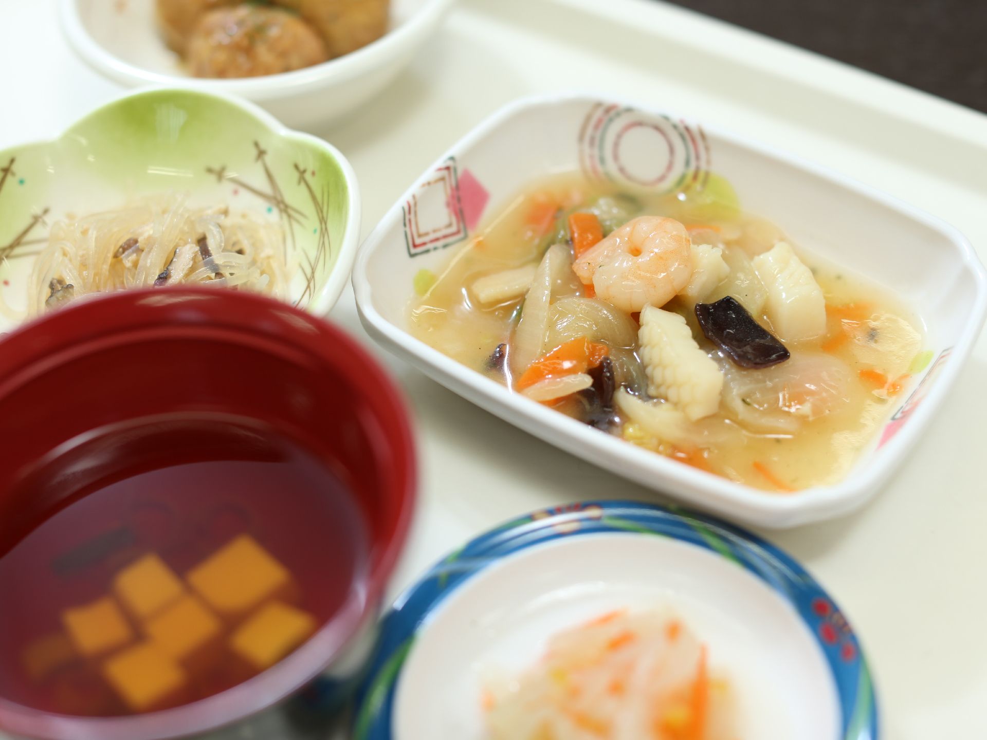 野菜を中心とした和食メニュー。汁物、煮物、あえ物は噛み砕きやすい大きさにカットされ柔らかく調理されている。