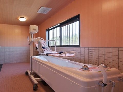 リフト付きの介護用入浴設備が備えられ、大きな腰高窓が付いた入浴場