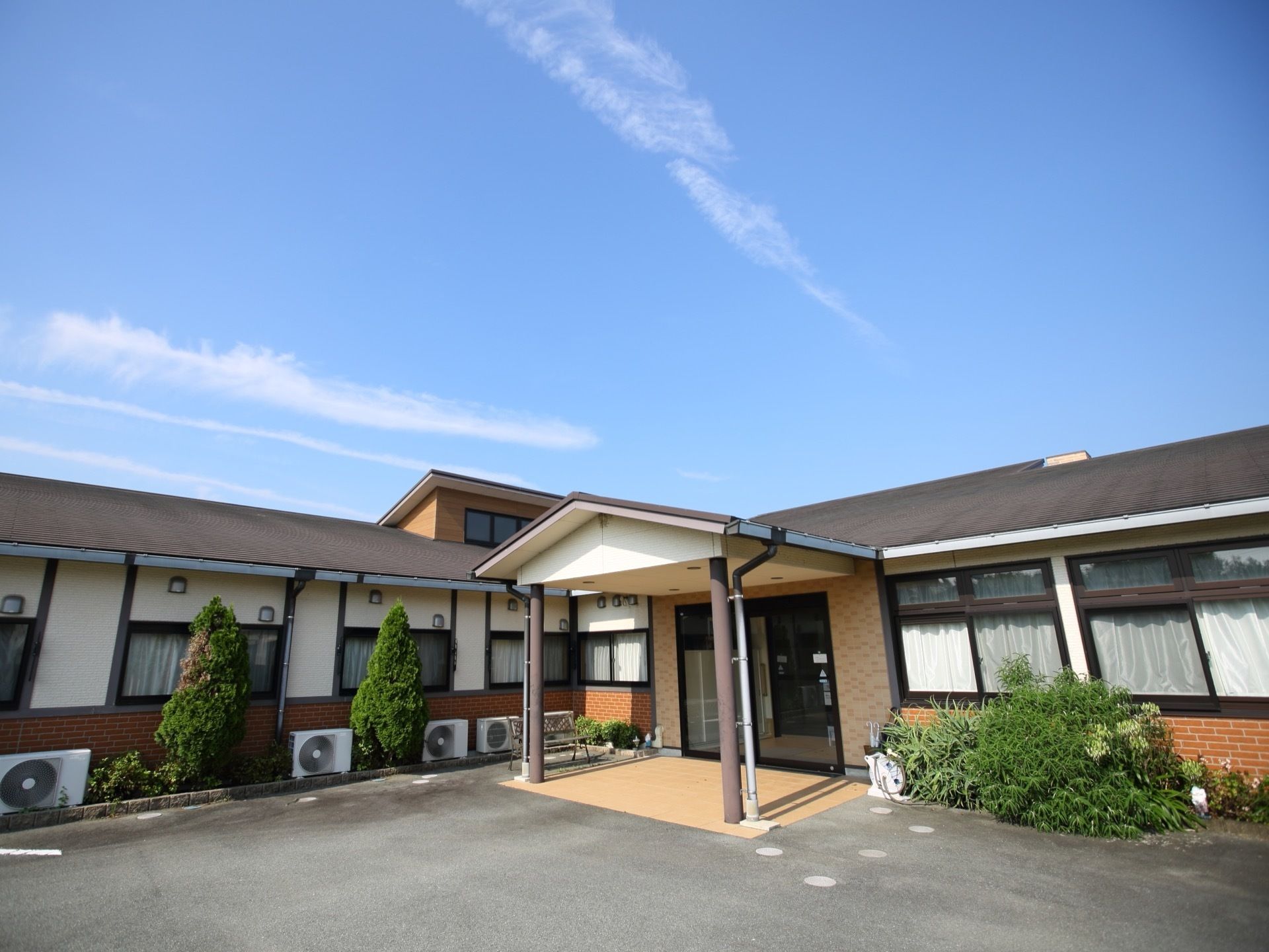 施設は三角の屋根が特徴的な落ち着いた雰囲気の建物である。玄関までの通路は段差がなく、車椅子をご利用の方も安全に移動することができる。